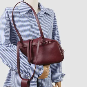 Bolso bandolera de bolos de cuero burdeos, piel de primera calidad, accesorio elegante.