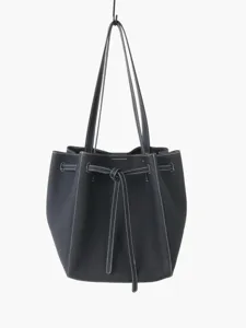 Sac seau cabas en cuir veritable noir avec coutures contrastées et noeud élégant.