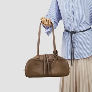 Bolso de bolos de cuero de vaca, gran bolso de hombro Boston para mujeres elegantes.