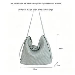 Vue détaillée des dimensions du sac cabas en cuir tressé, grand sac hobo élégant et pratique.