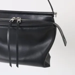 Sac à épaule noir en cuir élégant avec double fermeture éclair et lanières stylées.