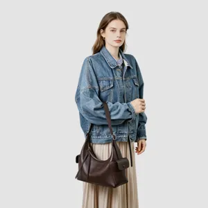 Bolso de hombro de cuero marrón vista detallada, gran bolso de trabajo con bolsillos laterales.