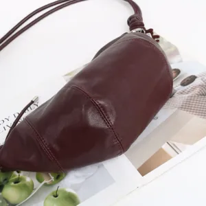 Sac croissant en cuir véritable sac bandoulière dumpling style minimaliste rouge foncé