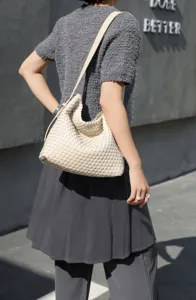 Détail du sac à épaule en cuir tressé, mettant en valeur le design hobo très élégant.