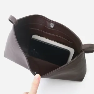 Détail intérieur du sac cabas hobo en cuir marron montrant une grande capacité pour téléphone.