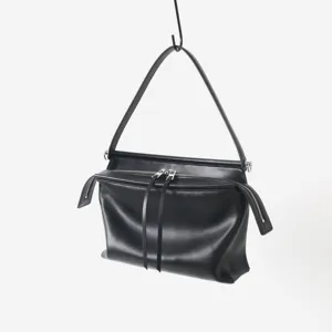 Sac bandoulière en cuir noir détail, design multi zips sac à main pour travail quotidien.