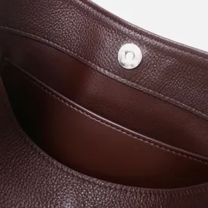 Vue en gros plan détaillée de l'intérieur du sac hobo en cuir avec fermeture aimantée.