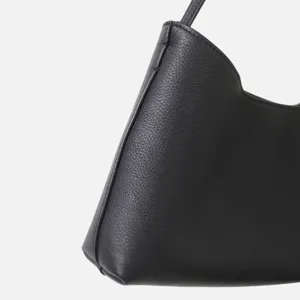 Gros plan sur le sac hobo en cuir noir, mettant en valeur la texture fine et les lignes élégantes.