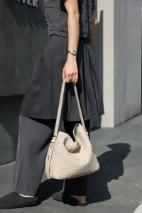 Vue détaillée de l'élégant sac à bandoulière en cuir tressé et son savoir-faire.