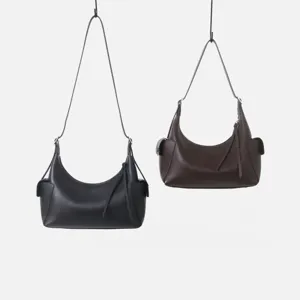 Vista detallada de bolsos de hombro hobo de cuero genuino en negro y marrón, diseño.