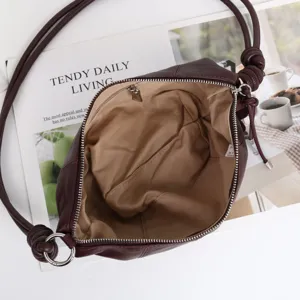 Vue détaillée de l'intérieur du sac à bandoulière en cuir, sac besace minimaliste pour femmes.