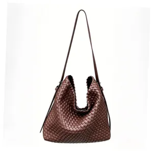 Détail de sac à épaule en cuir tissé marron foncé, texture et design intrecciato élégant.