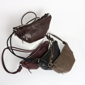 Sac bandoulière élégant en cuir véritable croissant minimaliste sac à main chic pour femme.