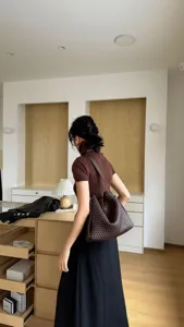 Sac bandoulière en cuir tressé pour femme, grand cabas élégant pour usage quotidien.