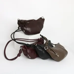 Sac bandoulière croissant en cuir véritable, sac porté épaule minimaliste pour femmes.
