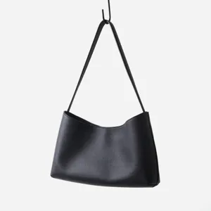 Sac porté épaule hobo minimaliste en cuir noir pour femme, élégant pour le quotidien bureau.