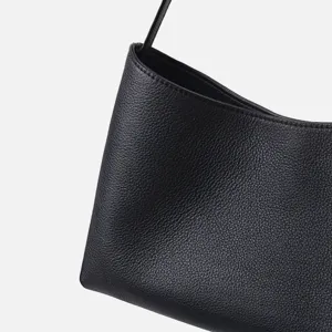 Sac hobo en cuir noir gros plan montrant une belle texture de cuir de qualite superieure.