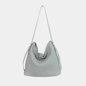 Détail de sac à épaule en cuir tissé exquis, matière douce et élégante pour look quotidien.