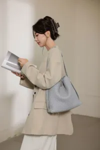 Élégant sac porté épaule en cuir tissé bleu clair, grand cabas élégant pour femmes au quotidien.