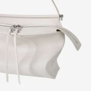 Détail de sac porté épaule blanc minimaliste, sac besace élégant pour femme au quotidien.