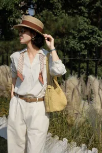 Sac à bandoulière tissé en cuir de qualité pour femmes, grand cabas élégant vue détaillée.