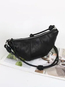 Sac croissant en cuir noir femme sac bandoulière minimaliste élégant tendance mode chic