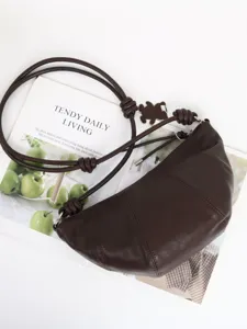 Sac porté épaule croissant en cuir marron foncé sac besace dumpling minimaliste femme