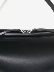 Sac à main bandoulière en cuir noir minimaliste grand format cabas élégant vue principale