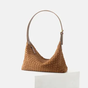 Sac épaule hobo en cuir tressé marron détail, artisanat élégant et texture haut de gamme.