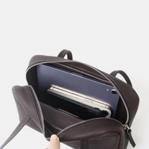 Sac bowling en cuir marron detail capacite interieure montrant tablette, elegante.
