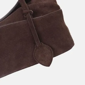 Vue détaillée du sac cabas en daim marron, montrant la texture en cuir et le design.