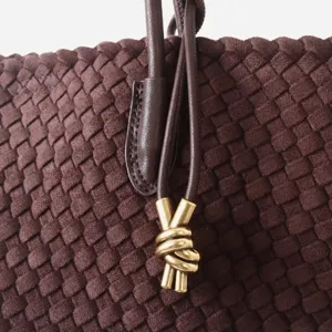 Sac cabas épaule en cuir tressé marron de luxe avec détail de nœud métallique pour femme.