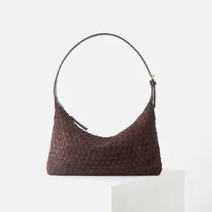 Détail de sac bandoulière hobo en cuir tressé marron foncé, sac à main décontracté élégant.