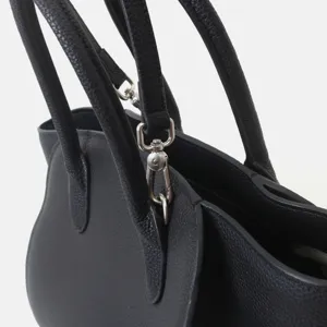 Vue détaillée du sac cabas en cuir grainé noir avec des ferrures argentées élégantes.