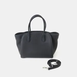 Vue détaillée du sac cabas en cuir noir, avec doubles poignées et sangle amovible.