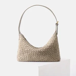 Vue détaillée du sac bandoulière hobo en cuir tissé montrant un savoir-faire et métal.