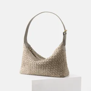 Détail de sac porté épaule hobo en cuir tressé, design souple, sac élégant sous les bras.