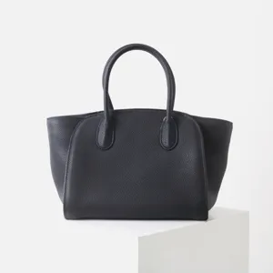 Vue détaillée du cabas minimaliste en cuir véritable, texture premium et design élégant.