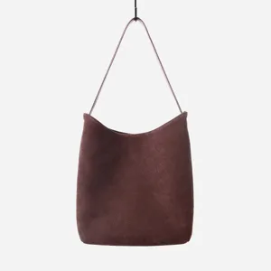 Sac à épaule en daim marron foncé, grand sac cabas sous les bras, sac à main de banlieue élégant.