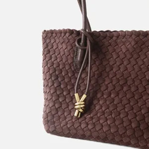 Sac à épaule en cuir tissé marron foncé avec détail de nœud élégant, fourre-tout chic pour femme.