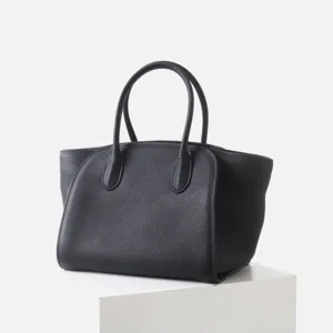 Sac cabas minimaliste en cuir noir, design structuré élégant avec double poignée pratique.