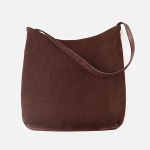Sac bandoulière en suédine marron, design hobo minimaliste, cuir souple pour le quotidien.