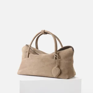 Vue détaillée du sac cabotin rétro en daim pour le travail, mettant en valeur sa texture douce.