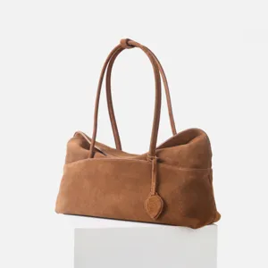Sac épaule en suédine marron vue détaillée, cabas vintage élégant pour femme avec double poignée.