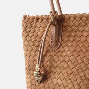Détail de sac cabas tissé en cuir marron, magnifique gros plan texture sac à main élégant.