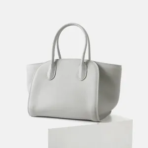 Sac cabas minimaliste en cuir gris pour femme, sac à main décontracté spacieux avec poignées.