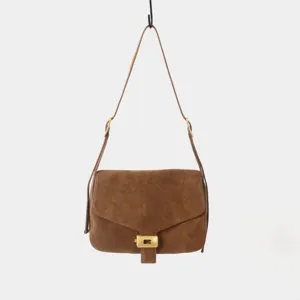 Sac à bandoulière en suède marron pour femme, design élégant avec fermoir métallique.