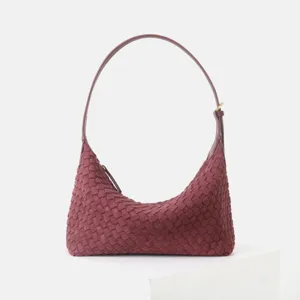 Vue détaillée du sac hobo en cuir tissé luxueux mettant en valeur sa texture unique.