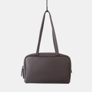 Sac porté épaule bowling en cuir marron foncé, sac Boston minimaliste chic pour le travail.