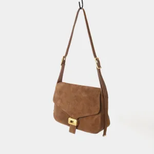 Détail de sac bandoulière en cuir suédé marron, élégant sac de selle à rabat et serrure.